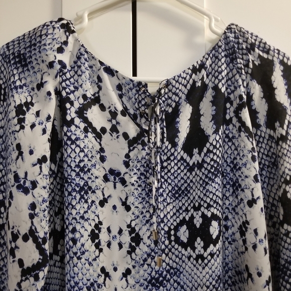 Worthington blue and white snake print medium top - Picture 3 of 5